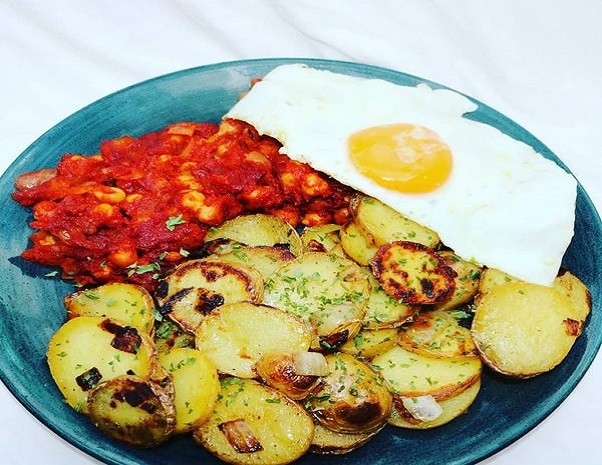 Gebackene Kichererbsen mit Bratkartoffeln & Spiegelei
