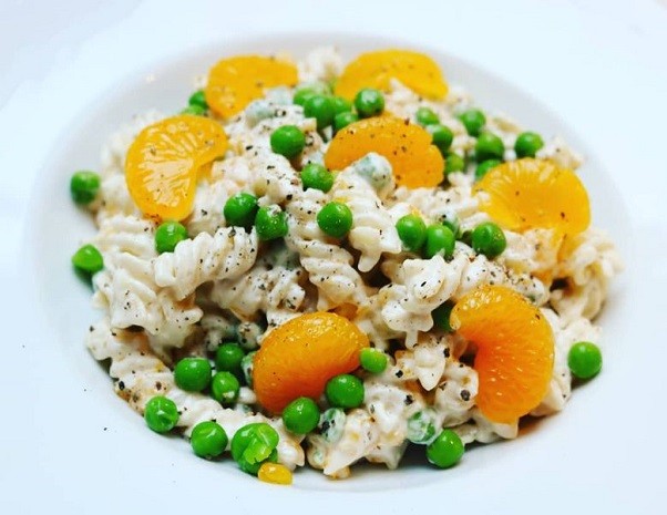 Nudelsalat mit Erbsen & Mandarinen