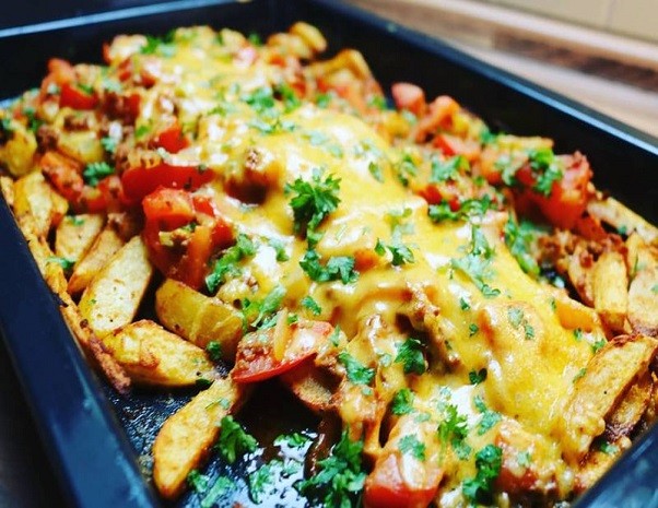 Pommes mit Tomaten Veggiehack Topping