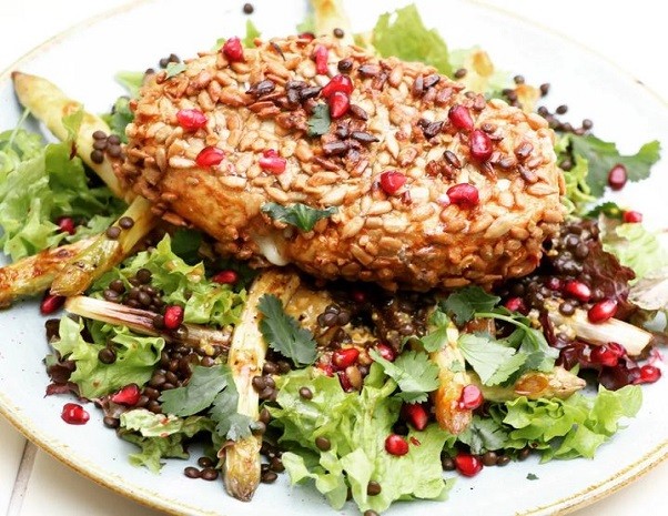 Camembert in Knusperkruste auf Salat