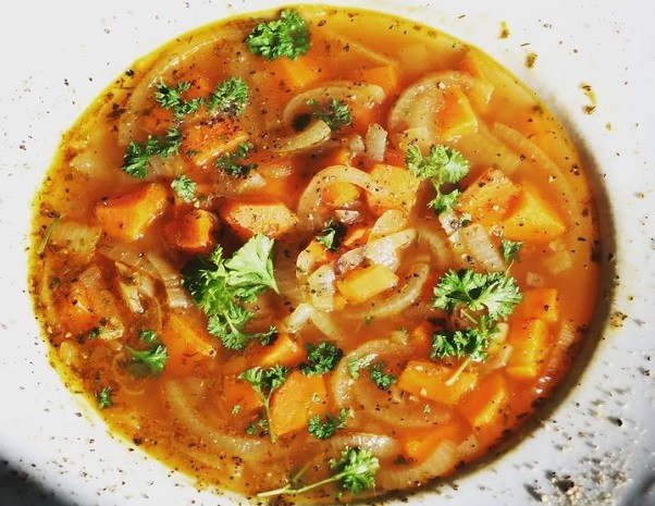 Zwiebel Möhren Suppe