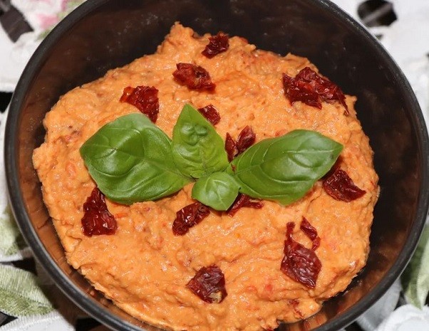 Tomaten Paprika Hummus