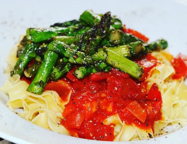 Pasta mit Tomatensugo und grünem Spargel