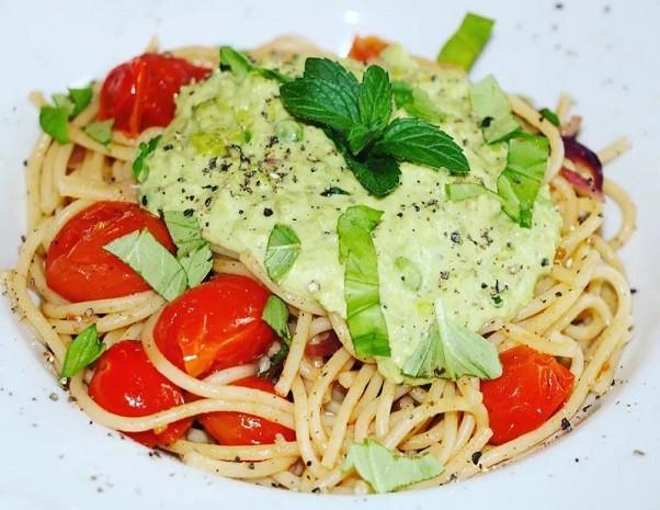 Pasta mit Kirschtomaten und Erbsenpesto