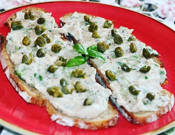 Röstbrot mit Basilikum Bohnen Creme