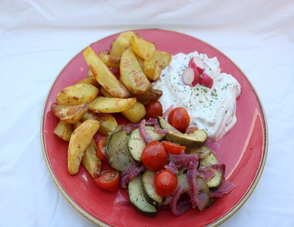 Zucchinisalat mit Kartoffelspalten & Quark-Joghurt-Dip