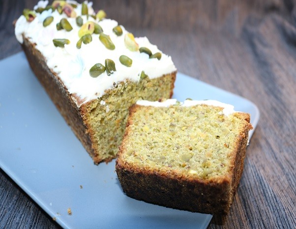 Veganer Pistazienkuchen mit Frischkäse Frosting