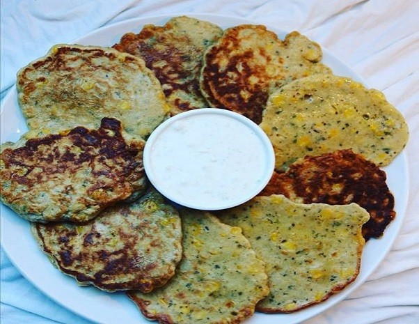 Maispuffer mit Kräuterfrischkäse