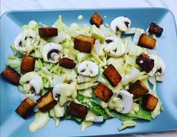Eissalat mit Sprossen & Tofu